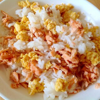 酢飯で鮭と卵の混ぜご飯